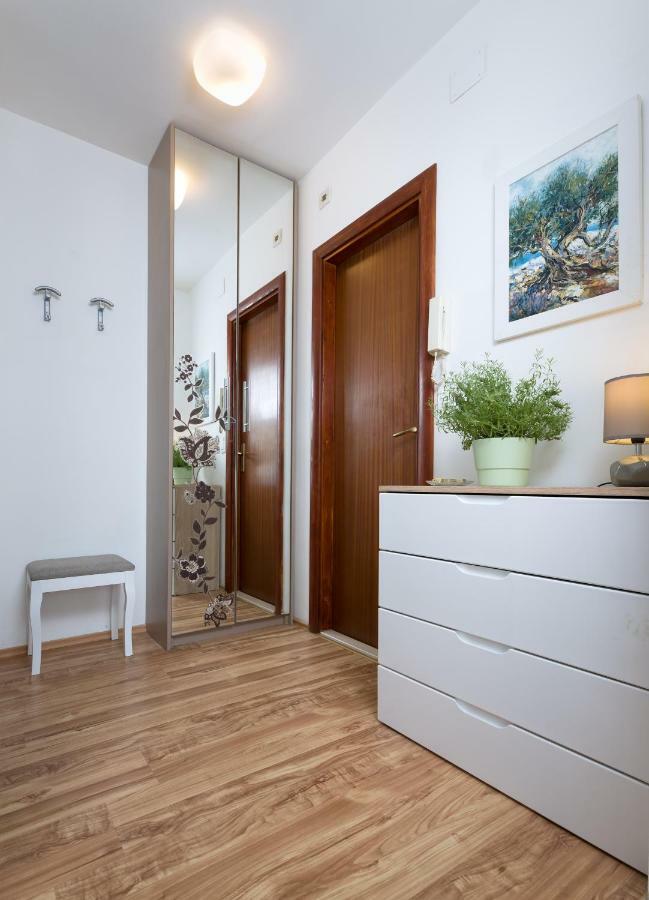 Apartment Kristina, Comfortable And Close To The Center Split Exterior foto